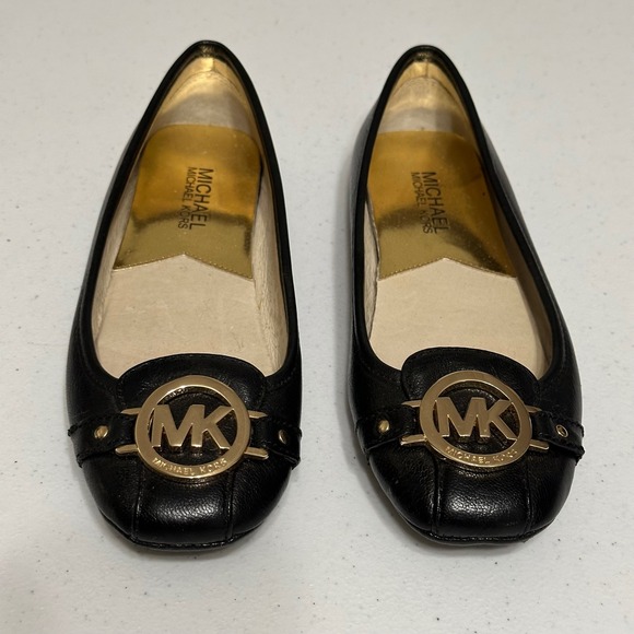 Michael Kors Black Fulton Leather Moccasin Ballet Flats Gold Logo Medallion 6M - Picture 1 of 8